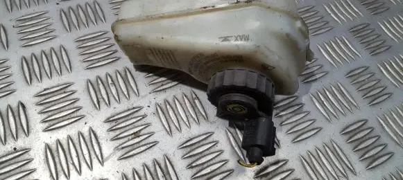 Volkswagen Jetta IV Brake fluid reservoir 1K0611301B