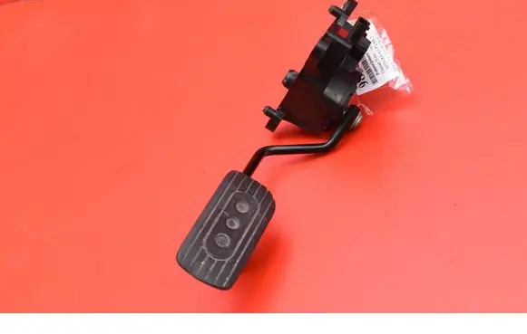 Accelerator throttle pedal