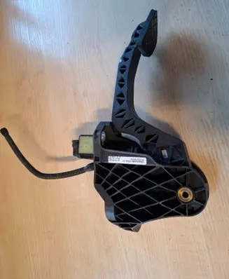 Volkswagen Golf Plus Clutch pedal 26082005 1K1721059BJ