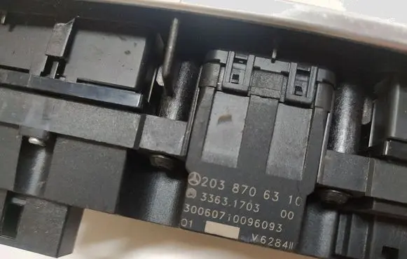 Mercedes-Benz C W203 Hazard light switch 2038706310 3363170300 3882W48A106A109