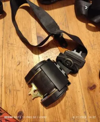BMW 5 E39 Front seatbelt 8198571 566175100