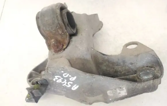 Engine mounting bracket
