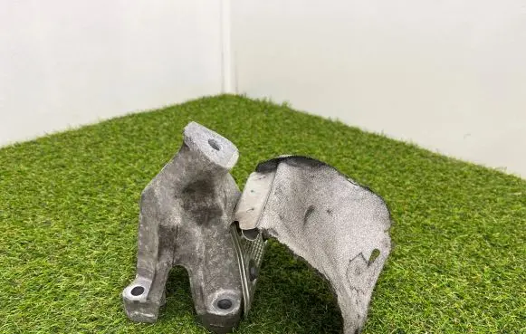 Engine mounting bracket
