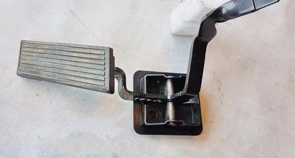 Accelerator throttle pedal