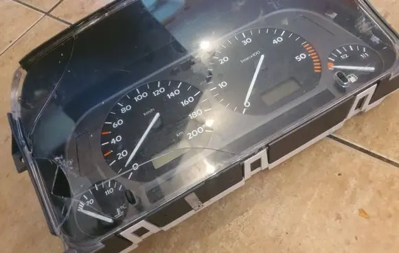 Volkswagen Golf III Speedometer (instrument cluster) 392325900