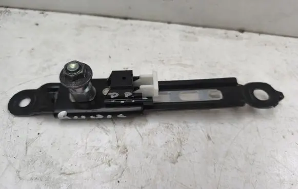 Toyota Auris 150 Seat belt adjustment rail E563003