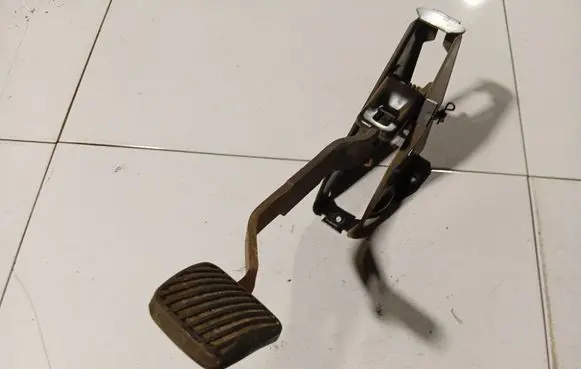 Opel Omega B1 Brake pedal 