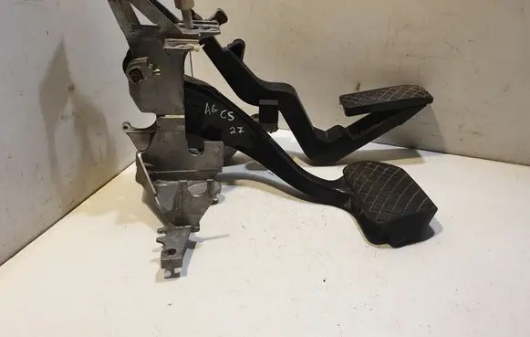 Audi A6 S6 C5 4B Pedal assembly 8D1721117D