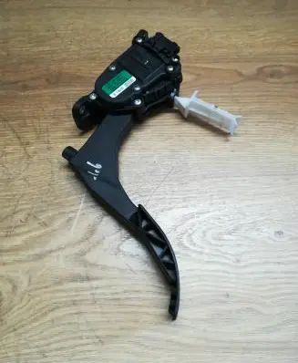 Accelerator throttle pedal