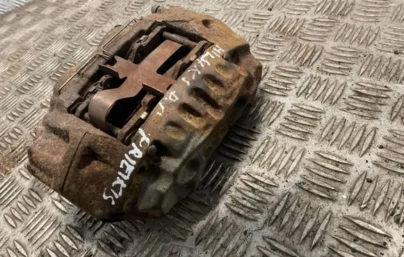 Toyota Hilux (N80, N90, N100, N110) Front brake caliper