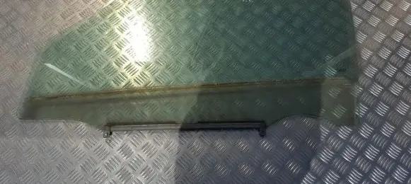 Suzuki Swift I Front door window glass four-door