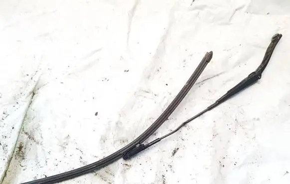 Front wiper blade arm