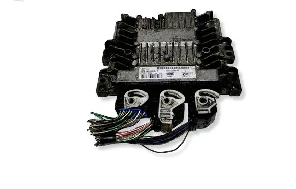 Ford Kuga I Engine control unit/module 8V4112A650AD