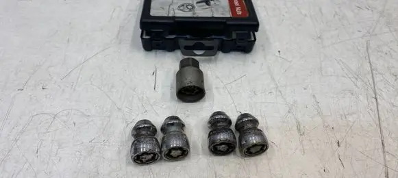 KIA Sportage Anti-theft wheel nuts and lock 