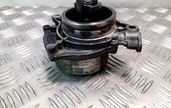 BMW 5 E60 E61 Vacuum pump 70043701