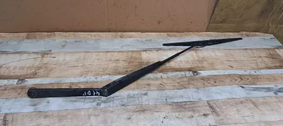 Nissan X-Trail T30 Front wiper blade arm