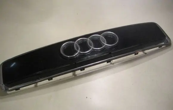 Audi A2 Front bumper upper radiator grill 8Z0853321