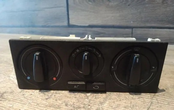 Volkswagen Golf IV Climate control unit
