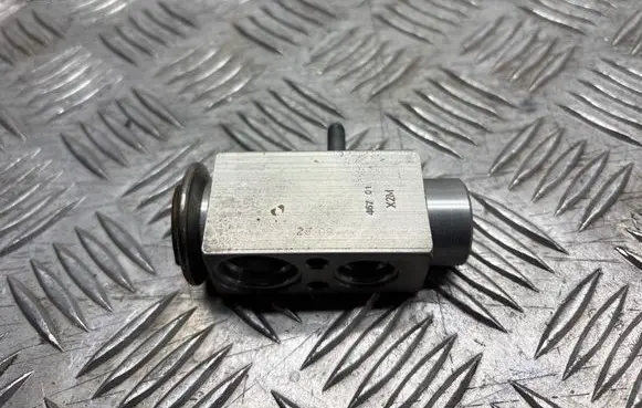 Mercedes-Benz E W212 Air conditioning (A/C) expansion valve 2308300184 7015087 326310