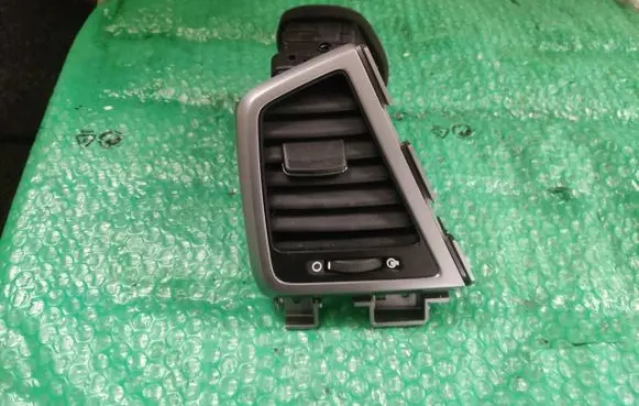 Hyundai Tucson TL Dash center air vent grill D7974