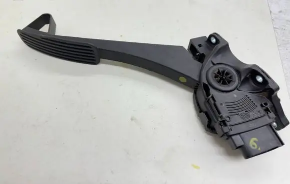 Volvo V70 Accelerator throttle pedal 30715173
