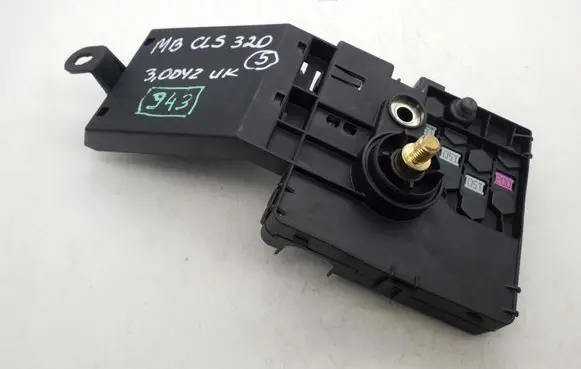 Mercedes-Benz CLS C219 Fuse module A2115461141 2115461141