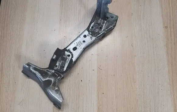Audi A3 S3 8V Fender mounting bracket 8V0821135A
