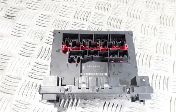 Volkswagen PASSAT B6 Fuse module 3C8937049AA