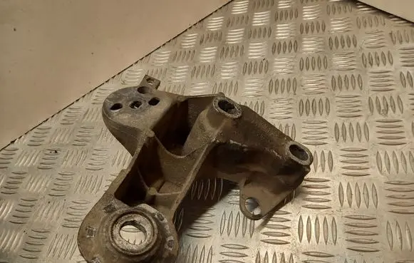 Volkswagen PASSAT B5.5 Engine mounting bracket 8E0199352F