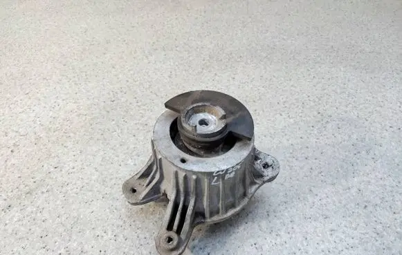 Mercedes-Benz C W205 Engine mount bracket A2052400200