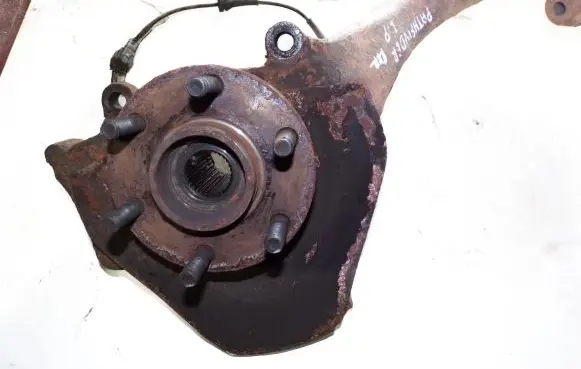 Nissan Pathfinder R51 Front wheel hub spindle knuckle