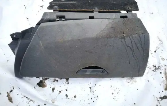 Glove box
