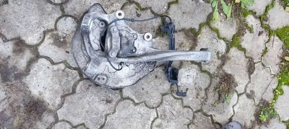 Mercedes-Benz C AMG W205 Front wheel bearing hub 2052100