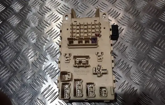 Toyota Yaris Fuse module 2715