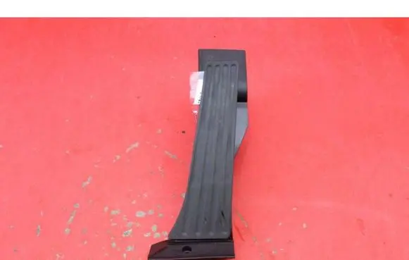 Accelerator throttle pedal