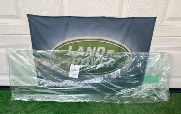 Land Rover Defender Front windscreen/windshield window 43R001574