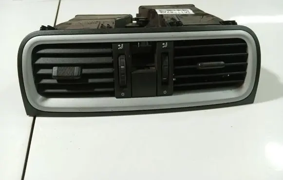 Skoda Fabia Mk2 (5J) Dash center air vent grill 5J0820951S01