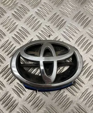 Manufacturer badge logo/emblem