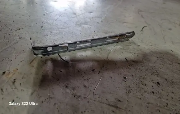 Headlight/headlamp mounting bracket
