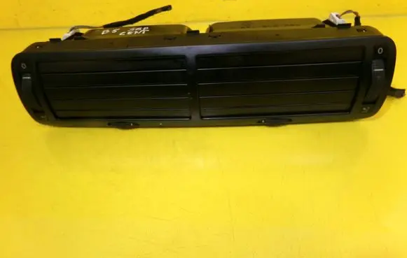 Volkswagen PASSAT B5 Dash center air vent grill 3B0819728D