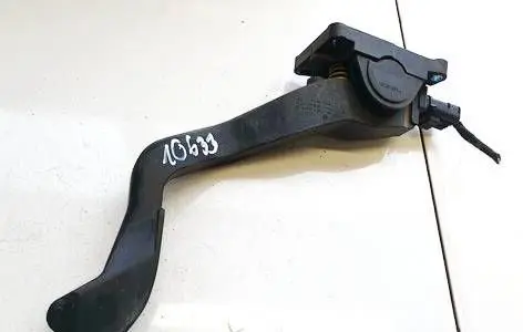 Accelerator throttle pedal