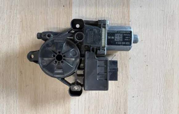 Seat Leon (5F) Rear door window regulator motor 5Q0959812A