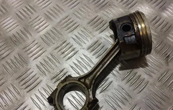 Mitsubishi Colt Piston with connecting rod