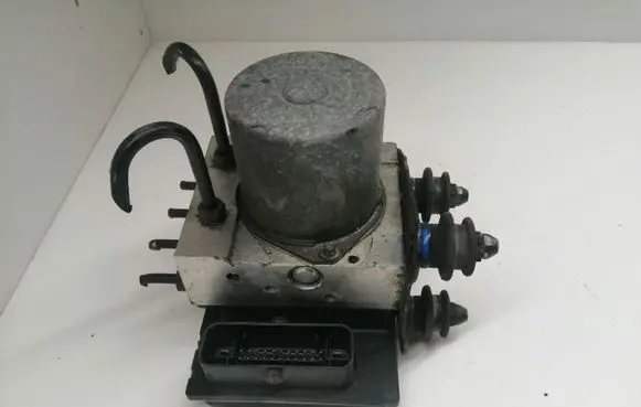Volkswagen Golf V ABS Pump 8K0907379R 8062L0644