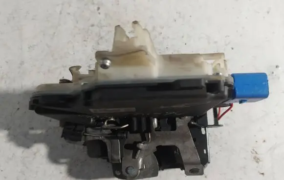 Volkswagen Polo IV 9N3 Front door lock 3B1837016CC