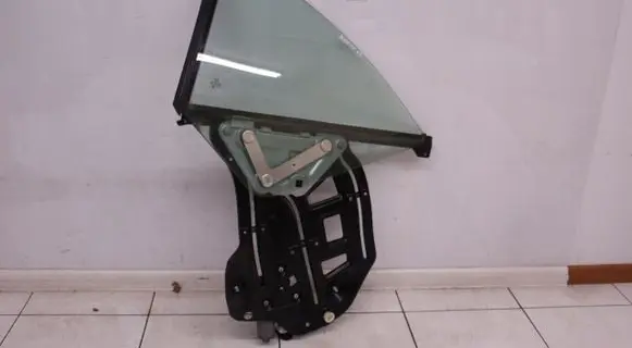 Volkswagen PASSAT CC Front triangle window/glass 