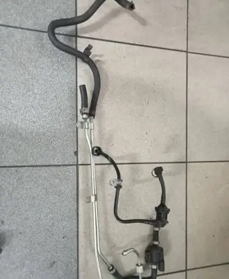 Volkswagen PASSAT B6 Fuel line pipe 06F127501Q
