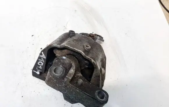 Volkswagen PASSAT B5.5 Engine mount bracket 1J0199262