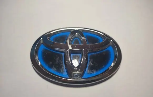 Toyota Yaris XP210 Manufacturer badge logo/emblem 7540302050