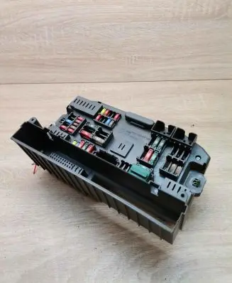 BMW 3 E90 E91 Fuse box set 200411 152625